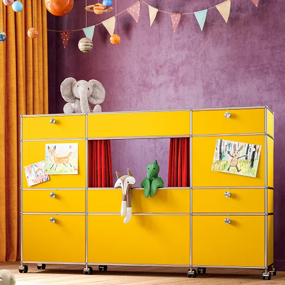 Ein Puppentheater, gebaut aus dem USM Haller Möbelbausystem in Goldgelb.